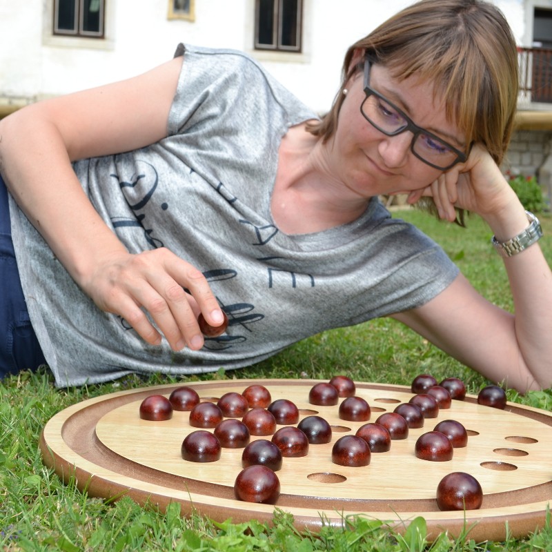 Solitaire géant en bois (50 cm). Un jeu traditionnel décoratif en