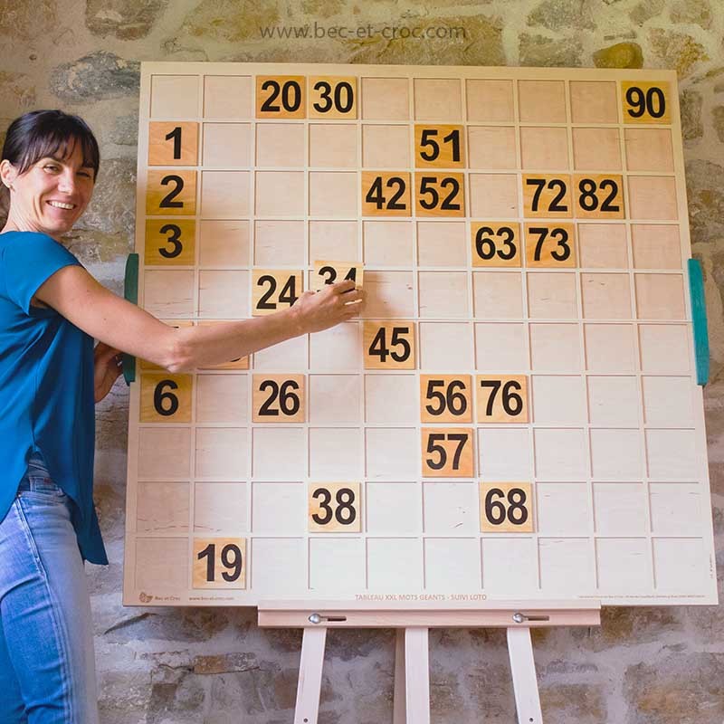 Tableau géant en bois avec chiffres pour jeu de loto en collectivité