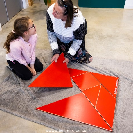 Tangram XXL en bois laqué rouge Tangram XXL en bois laqué rouge