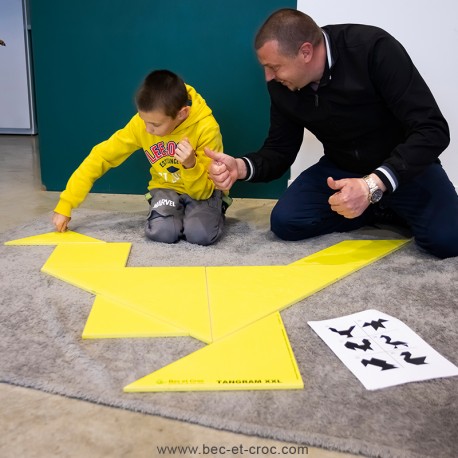 Tangram XXL en bois laqué jaune Tangram XXL en bois laqué jaune