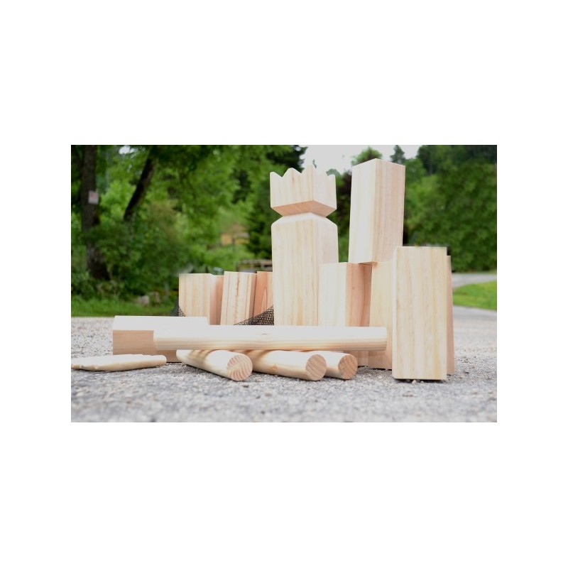 Kubb géant ou jeu d'échecs vikings en bois brut Kubb géant ou jeu d'échecs vikings en bois brut